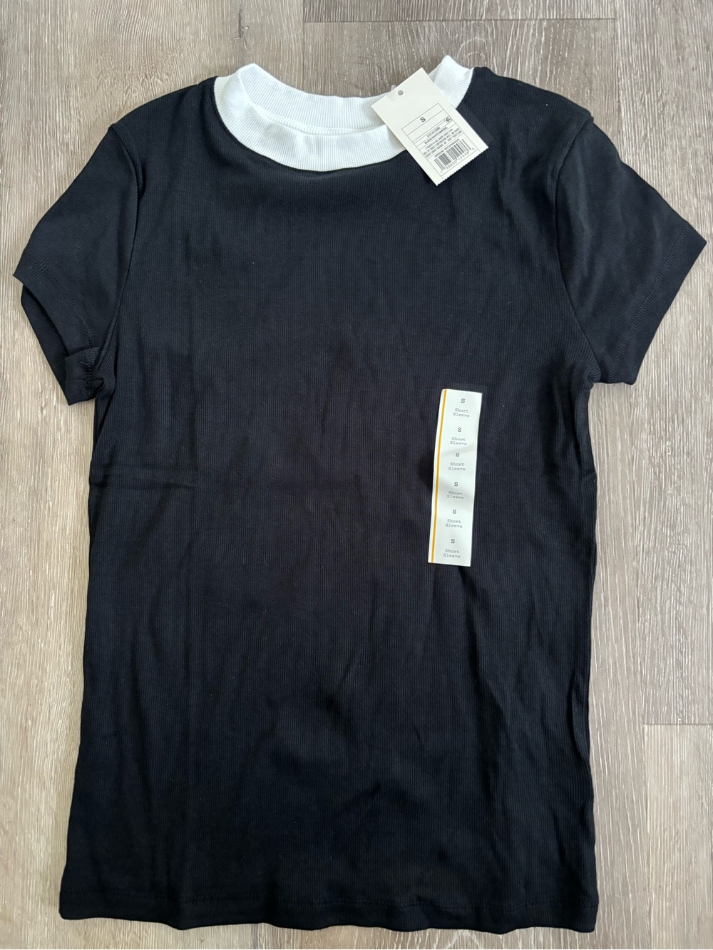 a new day Size S Black Short Sleeve Tee with White Crewneck